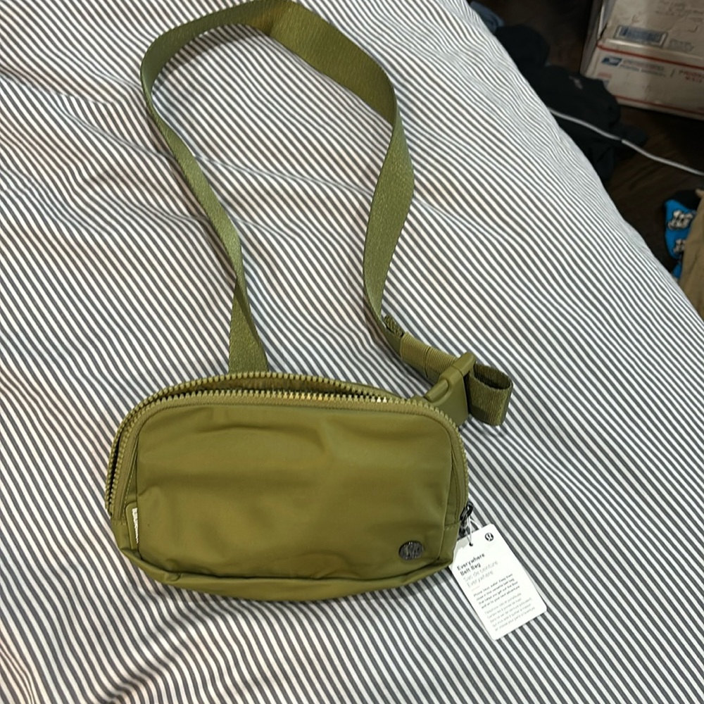 Nwt lululemon everywhere belt bag in green . Unused